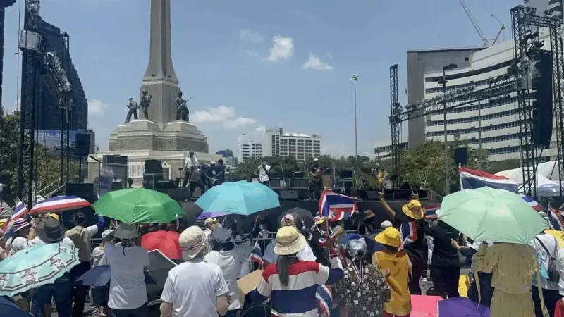 泰国公众举行集会，强烈要求被停职的前总理佩通坦辞职，现场有示威者大声呼喊其昵称。-阿旺资源分享网
