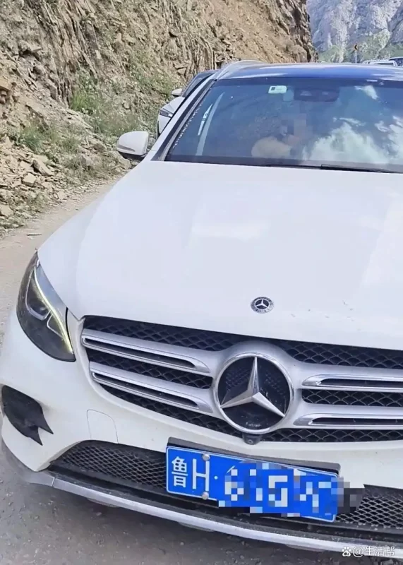 奔驰逼停摩托车主拒赔偿，称太折腾，警方通报不接受调解，将进一步处理。-阿旺资源分享网