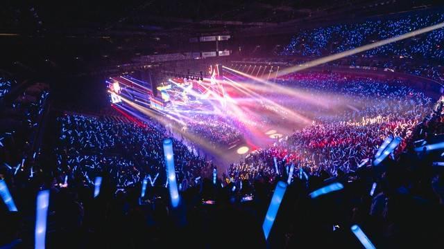 在伍佰的演唱会上，歌迷们齐声高呼“加班”，-阿旺资源分享网